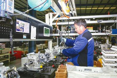 工人正在抓緊趕工